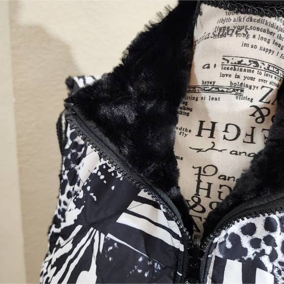 Multiples black and white super soft fur reversible vest‎ size small - Picture 5 of 7